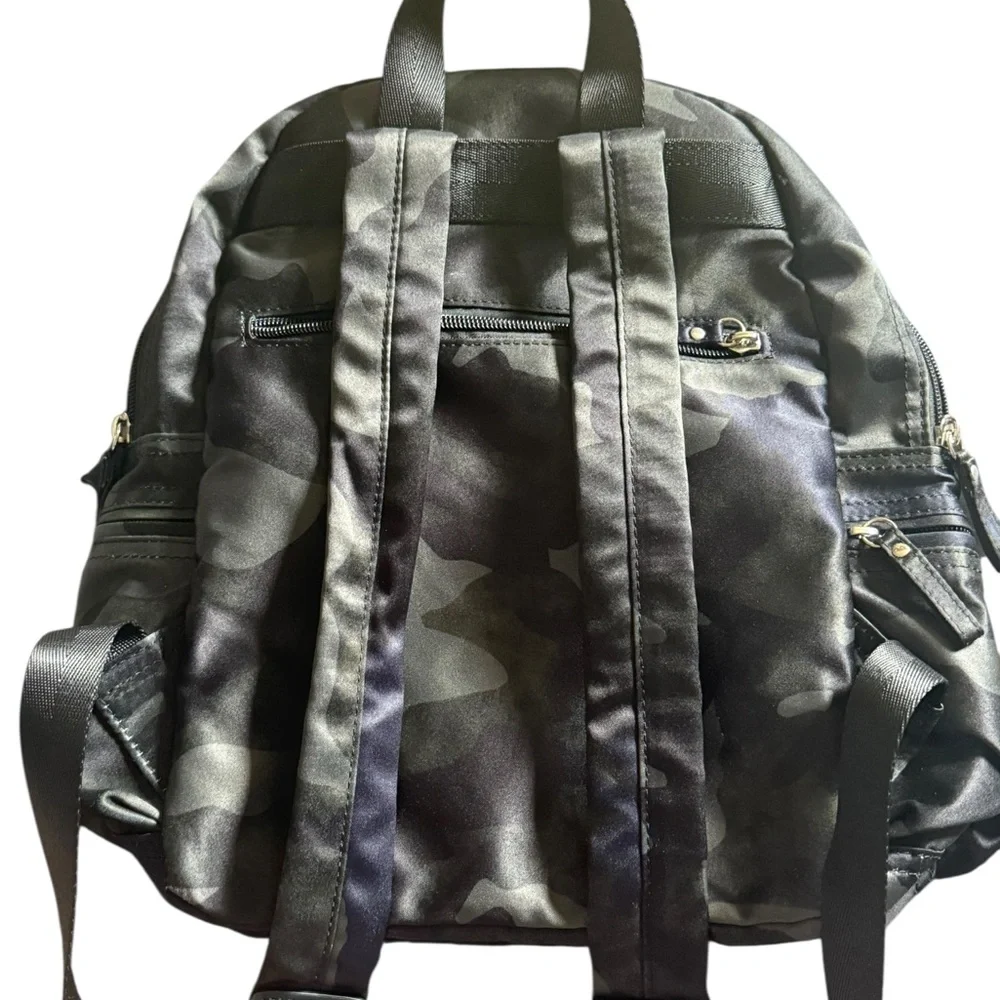 Source Unknown Green and Black Backpack Compact and Practical - Picture 2 of 4